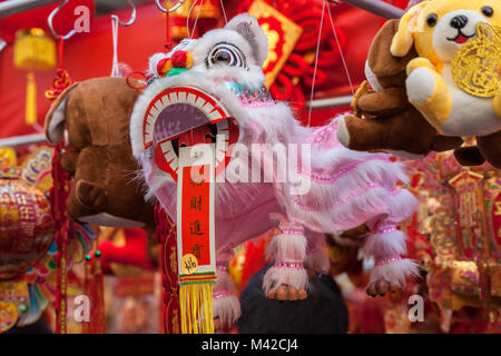 Ein Spielzeug Größe der Lion Dance Kostüm auf Anzeige zum Verkauf in San Franciscos Chinatown am Blumenmarkt Faire das chinesische Neujahr zu feiern. Stockfoto