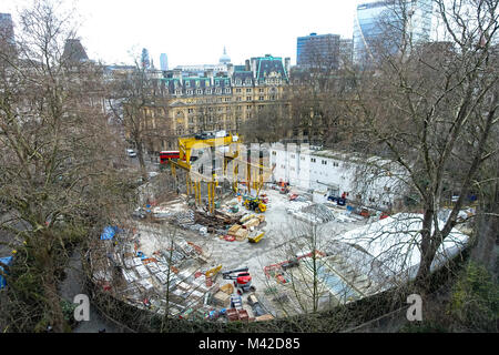 Eine Welle ist in den Boden gegraben in Finsbury Circus Gärten in London als Teil des Aufbaus der neuen Crossrail. Stockfoto