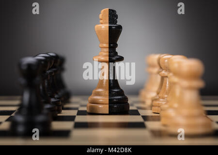 Schwarz und Braun gefärbte König und Bauern auf Schachbrett Stockfoto