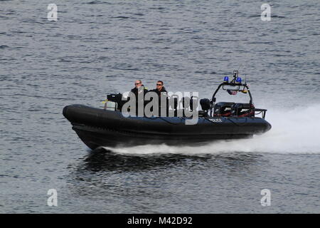 Ein Verteidigungsministerium Polizei RHIB mit Begleitung und Überwachung Aufgaben auf dem Clyde während der Übung gemeinsame Krieger 17-2. Stockfoto