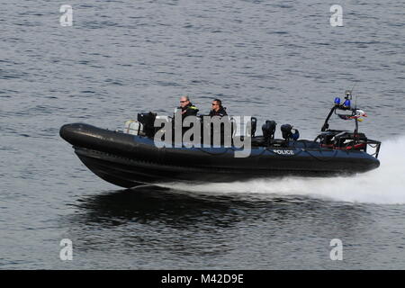 Ein Verteidigungsministerium Polizei RHIB mit Begleitung und Überwachung Aufgaben auf dem Clyde während der Übung gemeinsame Krieger 17-2. Stockfoto