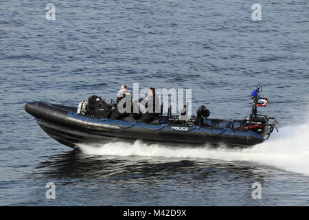 Ein Verteidigungsministerium Polizei RHIB mit Begleitung und Überwachung Aufgaben auf dem Clyde während der Übung gemeinsame Krieger 17-2. Stockfoto