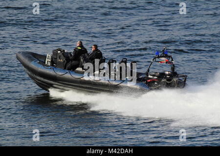 Ein Verteidigungsministerium Polizei RHIB mit Begleitung und Überwachung Aufgaben auf dem Clyde während der Übung gemeinsame Krieger 17-2. Stockfoto