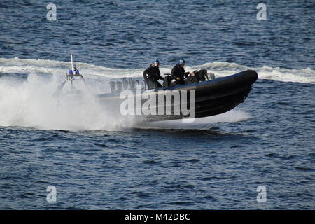 Ein Verteidigungsministerium Polizei RHIB mit Begleitung und Überwachung Aufgaben auf dem Clyde während der Übung gemeinsame Krieger 17-2. Stockfoto