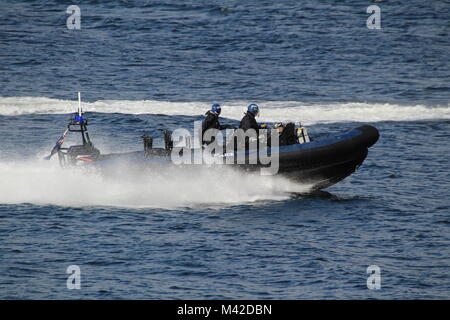 Ein Verteidigungsministerium Polizei RHIB mit Begleitung und Überwachung Aufgaben auf dem Clyde während der Übung gemeinsame Krieger 17-2. Stockfoto