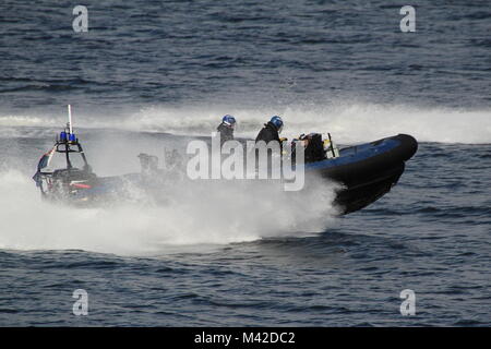 Ein Verteidigungsministerium Polizei RHIB mit Begleitung und Überwachung Aufgaben auf dem Clyde während der Übung gemeinsame Krieger 17-2. Stockfoto