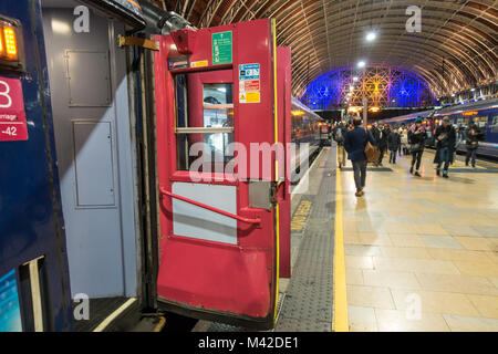 Altmodische slam Türen öffnen auf einen Zug nehmen auf die Fahrgäste an Polsterung Bahnhof in London, Großbritannien Stockfoto