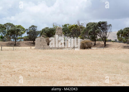 Cape Jervis, South Australia, Australien - Dezember 2, 2017: Altes Gehöft Ruinen in ein zufälliges Feld. Stockfoto