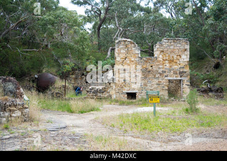 Silverton, South Australia, Australien - Dezember 2, 2017: Männer mittleren Alters touristische Fotos innerhalb der Ruinen des zweistöckigen Haus mit Quetschgefahr Stockfoto