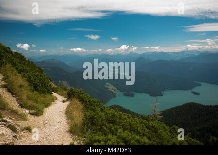 Der Weg in die Berge vor malerischer Blick auf den See Stockfoto