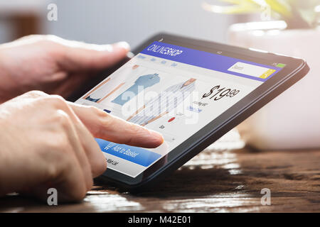 Nahaufnahme der Kaufmann Hand tun, Online Shopping auf digitalen Tablet Stockfoto