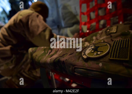 Airman 1st Class Robert Falk, 19 Operations Support Squadron aircrew Flug Ausrüstung Facharbeiter, Schlösser Schalensitze in sitzender Position vor einer Bereitstellung Jan. 7, 2018, in Little Rock Air Force Base, Arche Team Little Rock Flieger in eine schnelle, weltweite Mobilität humanitäre und kriegerische Aktivitäten zu unterstützen spezialisieren. (U.S. Air Force Stockfoto