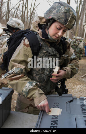 Staff Sgt. Ariel Shannon, 88th Sicherheitskräfte Squadron, misst chemische Detektion Papier, 31.01.2018, Elemente außerhalb während einer Übung auf der Wright-Patterson Air Force Base, Ohio. Das Papier behandelt die Anwesenheit eines chemischen Arbeitsstoffes zu warnen. (U.S. Air Force Stockfoto