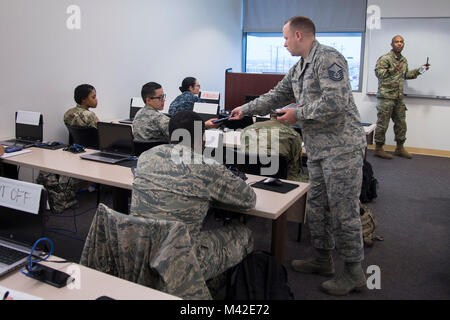 Master Sgt. Robert George, medizinische Aus- und Weiterbildung Campus Apotheke Ausbildung älterer Soldat Führer, Hände, Rechner für Studenten vor der Prüfung Feb 5, 2018, in: Joint Base San Antonio-Fort Sam Houston. Der Fachbereich Pharmazie Techniker Programm der Verteidigung bereitet die Schülerinnen und Schüler sowohl ambulante und stationäre Apotheke Operationen sowohl in traditionellen und nicht-traditionellen Apotheke Praktiken durchzuführen. (U.S. Air Force Stockfoto