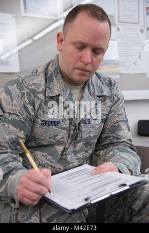 Master Sgt. Robert George, medizinische Aus- und Weiterbildung Campus Apotheke Ausbildung älterer Soldat Führer, schreibt eine Bewertung auf ein Ausbilder in der Ausbildung Feb 5, 2018, in: Joint Base San Antonio-Fort Sam Houston. Der Fachbereich Pharmazie Techniker Programm der Verteidigung bereitet die Schülerinnen und Schüler sowohl ambulante und stationäre Apotheke Operationen sowohl in traditionellen und nicht-traditionellen Apotheke Praktiken durchzuführen. (U.S. Air Force Stockfoto