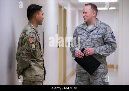 Master Sgt. Robert George, medizinische Aus- und Weiterbildung Campus Apotheke Ausbildung älterer Soldat Führer, spricht mit einer Apotheke student Feb 5, 2018, in: Joint Base San Antonio-Fort Sam Houston. Master Sgt. George führt Fachbereich Pharmazie Techniker Programm der Verteidigung bereitet die Schülerinnen und Schüler sowohl ambulante und stationäre Apotheke Operationen sowohl in traditionellen und nicht-traditionellen pharmazeutische Praxis. (U.S. Air Force Stockfoto