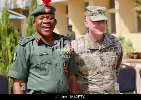 Us-Armee Afrika des kommandierenden Generals, Brig. Gen. Eugene LeBoeuf und Nigerias Armee Infanterieschule Lagerführer, Brig. Gen. Sof Olowolayemo Besuchen Sie die U.S. Army's 7-Woche US/Nigerianischen erweiterte Infanterie Ausbildung in Jaji, Nigeria. Zwölf Soldaten der US-Army Soldaten teilen Taktik und Training mit etwas mehr als 200 nigerianische Armee Soldaten aus 26 Infanterie Bataillon in einem entfernten militärischen Compound vier Stunden nördlich der Hauptstadt in Jaji. Die 7-wöchige Ausbildung beinhaltet reagiert damit auf einen IED, reagieren auf einen Hinterhalt, sichern eine Zielsetzung, Planung, etc. Die Ausbildung des significan Stockfoto