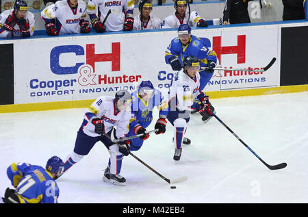 Kiew, Ukraine - April 28, 2017: 2017 IIHF Eishockey Weltmeisterschaft Div 1 ein Spiel der Ukraine (blaues Trikot) vs Südkorea (Weißes Trikot) im Palace von S Stockfoto