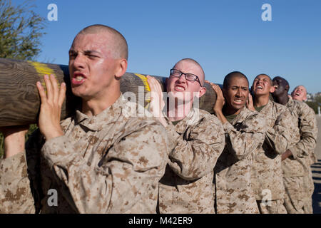 Rekruten mit Kilo Unternehmen, 3. rekrutieren Ausbildung Bataillon, führen Übungen Anmelden bei Marine Corps Recruit Depot San Diego, 31.01.22. Die rekruten hatte das Protokoll als Team für die gesamte Sitzung, die etwa eine Stunde lang zu halten. Jährlich mehr als 17.000 Männer aus den westlichen Recruiting Region rekrutiert werden an MCRD San Diego ausgebildet. Kg Unternehmen ist der Abschluss 16. März geplant. Stockfoto