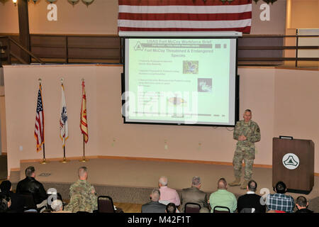 Garrison Commander Oberst David J. Pinter Sr. bietet seine jährliche Unterrichtung zum Fort McCoy Belegschaft Jan. 24, 2018, in Gebäude 905 am Fort McCoy, Wis Pinter zwei Arbeitskräfte Briefings zu den Hunderten von Fort McCoy Mitarbeiter wo er viele Pläne, Programme diskutiert werden, und zukünftigen Bemühungen bei der Installation. (U.S. Armee Stockfoto