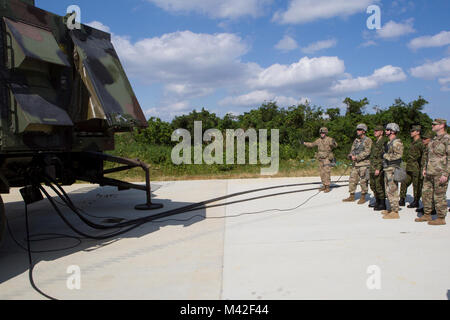 Soldaten der Rotation eines Radar in einem Rundgang durch Air Defense Artillery Ort während einer Tour 14.01.30 Auf der Marine Corps Air Station Futenma, Okinawa, Japan demonstrieren. Die RS ist eine von sechs Stücke der Ausrüstung während der Tour erklärt. Die RS bietet Luftraumüberwachung, Ziel Ortung, Identifizierung, Klassifizierung, die gleichzeitige Verfolgung von Zielen, Fluganleitung und Engagement unterstützen. (U.S. Marine Corps Stockfoto