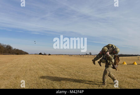 Ein US Air Force Tactical Air Control Party Spezialist für das Siebte Air Support Operations Squadron in Fort Bliss, Texas, bereiten Sie ein UH-60 Black Hawk zu Whiteman Air Force Base, Mo, 31.01.2018, Lincoln, Mo während der Gemeinsamen Endgerät angreifen Controller Ausbildung zugewiesen, die Mitglieder simulierten Self-Aid und Buddy Pflege für einen verletzten Teammitglied von Waren erforderlich, um mit den Piloten zu kommunizieren, um alle sicher ins Flugzeug zu bekommen. (U.S. Air Force Stockfoto