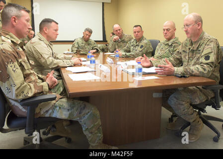 Generalmajor Andrew Schafer Jr. (rechts) und den Befehl Sgt. Maj. John Jones (Zweiter von rechts), Befehl Team von 28 Infanterie Division der Pennsylvania Army National Guard, die Teilnahme an einem simulierten Key leader Auseinandersetzung mit Rolle gespielt - Kuwait militärische Führer während die Übung des 28-ID mit der ersten Armee in Fort Hood, Texas, 31.01.2018. Etwa 500 28 ID-Soldaten in Kuwait in der kommenden neun Monate Einsatz gehabt. Stockfoto