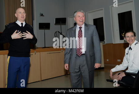 Oberst Andrew Baxter, regionale Krankenschwester Executive Officer, Gastredner Brig. Gen. (Ret) William T. Bester und Oberst Michelle L. Munroe, Chief der Krankenpflege, feiern die Army Nurse Corps, 117. Geburtstag, Februar 02, 2018, Landstuhl Regional Medical Center, Landstuhl, Deutschland. (U.S. Armee Stockfoto