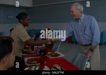 Der Herr Abgeordnete Richard V. Spencer, Sekretär der Marine trifft sich mit Marinesoldaten und Matrosen für ein Mittagessen in Dunham Halle an Bord der Marine Corps Air Ground Combat Center, Twentynine Palms, Calif., Feb 2, 2018 statt. Sekretär Spencer besuchte die Bekämpfung Center während seiner Westküste installation Tour. (U.S. Marine Corps Stockfoto