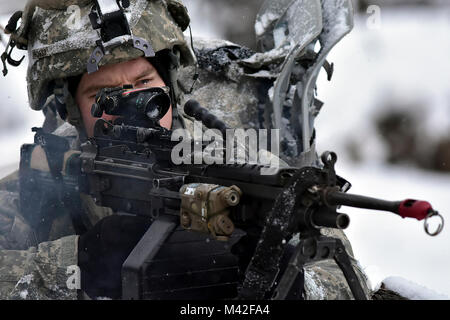 Spc. Ryan Howell, B-Company, 1.BATAILLON, 5 Infanterie Regiment, 1 Stryker Brigade Combat Team, 25 Infanterie Division, Angriffe auf das Ziel während des Betriebs der Punchbowl, Feb 6, 2018, im-Training Strecke auf einer gemeinsamen Basis Elmendorf-Richardson. Eine Übung, die kurzfristiger Einsatz übung Arktis Schub, der Punchbowl erlaubt 1-5 Infanterie die Gelegenheit für ein Bataillon kombinierte Waffen live-fire Übung auf JBER reicht, fast 350 Kilometer von zu Hause entfernt am Fort Wainwright zu trainieren. (Armee Stockfoto