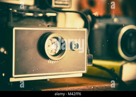 Retro Kamera auf Holz Tisch Hintergrund. Vintage Kamera. Film Kameras, die in der Vergangenheit sehr beliebt gewesen war. Vintage Ton. Stockfoto