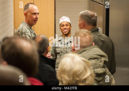 Senior Airman Leequan Ashford, 5 Kräfte Geschwader missile Koch, spricht mit Mitglieder des Senior Leader Konferenz innerhalb einer Rakete alert in der Nähe von Wawern, N.D., Feb 7, 2018. Der Zweck der SLC war zu zeigen, wie jeder Flügel spielt eine wichtige Rolle bei der Erreichung der Ziele der Befehl, Visionen und Ziele. (U.S. Air Force Stockfoto