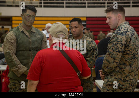 Us Marine Corps Gunnery Sgt. Mike Piserchia (Ret.), früher Präsident der Zweiten Marine Division Association (SMDA), spricht mit US-Marines vom 3 Bataillon, 2 Marines auf Camp Lejeune, N.C., Feb 7, 2018. SMDA ist an Bord Camp Lejeune zu beobachten und zu 77. Geburtstag der Division feiern. (U.S. Marine Corps Stockfoto