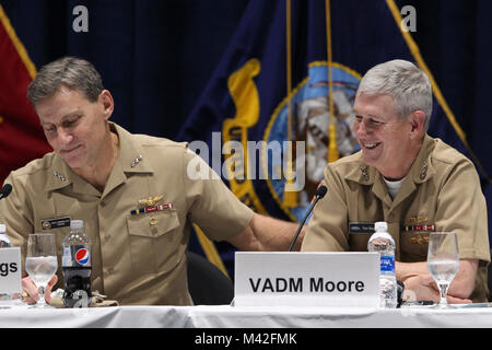 SAN DIEGO (Feb. 7, 2018) Vizepräsident Adm. Paul A. Grosklags, Commander, Naval Air Systems Command (NAVAIR), Links, klapse Vice Adm. Thomas J. Moore, Commander, Naval Sea Systems Command (NAVSEA) auf die Schulter, als sie an einer Podiumsdiskussion teilnehmen, mit dem Titel "Near-Peer Wettbewerb - Was Sind Wir anders zu erwerben und Systeme unterstützen?' Während WEST 2018 eine dreitägige Konferenz, Co - gefördert durch die Bundeswehr Kommunikation und Electronics Association (Afcea) und U.S. Naval Institute (Usni). (U.S. Marine Stockfoto