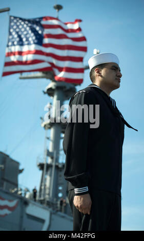 MAYPORT, Fla (Feb. 7, 2018) Avionik Techniker Airman Jose Alvarado mans die Schienen als Amphibisches Schiff USS Iwo Jima (LHD7) fährt Naval Station Mayport für eine Bereitstellung zur Unterstützung der Maritime Security Operations und Theater Sicherheit Zusammenarbeit in Europa und im Nahen Osten. Die Iwo Jima Amphibious Ready Gruppe begibt sich die 26 Marine Expeditionary Unit und umfasst die Iwo Jima, die amphibious Transport dock Schiff USS New York (LPD-21), das Dock Landung Schiff USS Oak Hill (LSD 51), Flotte Op-Team 8, Hubschrauber Meer Combat Squadron 28, Tactical Air Control Squadron 22, Kom Stockfoto