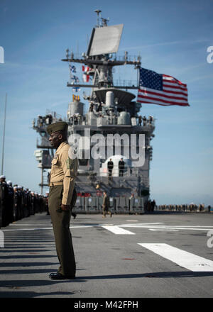 MAYPORT, Fla (Feb. 7, 2018) Sgt. Maj. Jeffrey Young steht bei Beachtung wie die Amphibious Assault ship USS Iwo Jima (LHD7) fährt Naval Station Mayport für eine Bereitstellung zur Unterstützung der Maritime Security Operations und Theater Sicherheit Zusammenarbeit in Europa und im Nahen Osten. Die Iwo Jima Amphibious Ready Gruppe begibt sich die 26 Marine Expeditionary Unit und umfasst die Iwo Jima, die amphibious Transport dock Schiff USS New York (LPD-21), das Dock Landung Schiff USS Oak Hill (LSD 51), Flotte Op-Team 8, Hubschrauber Meer Combat Squadron 28, Tactical Air Control Squadron 22, Komponenten von N Stockfoto