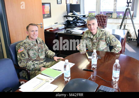 Us-Armee Generalleutnant Paul Nakasone, kommandierender General der US-Armee Cyber Command (ARCYBER), spricht mit Col. Jeff Worthington, Kommandant der 2. Theater Signal Brigade, bei einem Besuch in der Zentrale der Feuerwehr, Feb 8, 2018 in Wiesbaden, Deutschland. (U.S. Armee Stockfoto