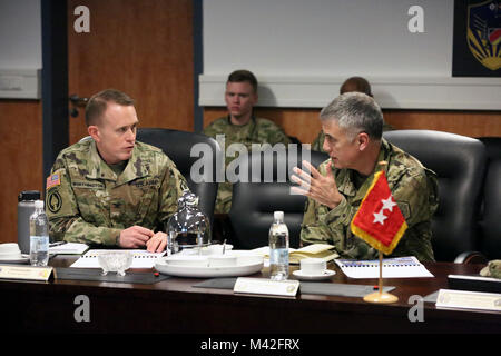 Us-Armee Generalleutnant Paul Nakasone, kommandierender General der US-Armee Cyber Command (ARCYBER), spricht mit Col. Jeff Worthington, Kommandant der 2. Theater Signal Brigade, bei einem Besuch in der Zentrale der Feuerwehr, Feb 8, 2018 in Wiesbaden, Deutschland. (U.S. Armee Stockfoto