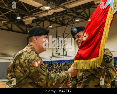 CAMP CASEY, Republik Korea-Command Sgt. Maj. Cesar J. Zertuche, der scheidende command Sergeant Major von 1St Battalion, 38th Field Artillery Regiment, 210Th Field Artillery Brigade, 2 Infanterie Division, ROK-US kombinierte Abteilung leitet das BATAILLON Farben Oberstleutnant Aaron D. Hell, der Kommandant von 1-38 WEIT, 210Th FA BDE, 2-ID/RUCD während der 1-38 weit Wechsel der Verantwortung Zeremonie, Feb 8. Die Zeremonie wurde die ausgehende command Sergeant Major zu gedenken, Command Sgt. Maj. Zertuche, und die eingehenden command Sergeant Major, Command Sgt ehren. Maj. Jeffrey D. Preis. (U.S. Armee Stockfoto