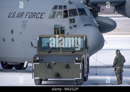 Flieger guide C-130H Hercules in den Hangar ein isochroner Inspektion der vor kurzem erworbenen Flugzeuge, zu beginnen, 08.02.2018, an der 179th Airlift Wing, Mansfield, Ohio. Schwanz 666 wurde vor Kurzem von Yakota Airbase, Japan übertragen werden, und wird die Mansfield schwanz Markierungen während der ISO-Prozess, der eine umfangreiche Auswertung der ganzen Maschine einwandfreie Funktionalität und Mission Bereitschaft zu gewährleisten. (U.S. Air National Guard Stockfoto