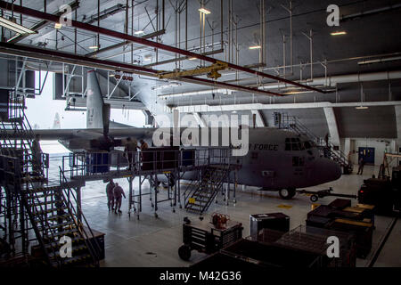 Flieger guide C-130H Hercules in den Hangar ein isochroner Inspektion der vor kurzem erworbenen Flugzeuge, zu beginnen, 08.02.2018, an der 179th Airlift Wing, Mansfield, Ohio. Schwanz 666 wurde vor Kurzem von Yakota Airbase, Japan übertragen werden, und wird die Mansfield schwanz Markierungen während der ISO-Prozess, der eine umfangreiche Auswertung der ganzen Maschine einwandfreie Funktionalität und Mission Bereitschaft zu gewährleisten. (U.S. Air National Guard Stockfoto