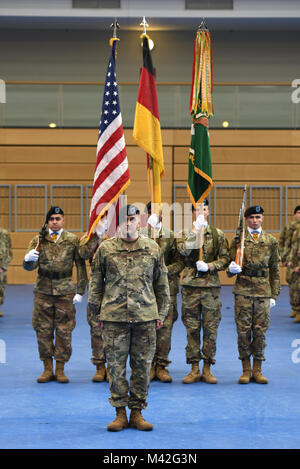 U.S. Army Command Sgt. Maj. Joshua Kreitzer, eingehende Senior trug die Berater der 709th Military Police (MP) Bataillon (BN), 18 MP Brigade, steht vor der Color Guard bei einem Wechsel der Verantwortung Zeremonie am Turm Kasernen, Grafenwöhr, Deutschland, Feb.09, 2018. (U.S. Armee Stockfoto