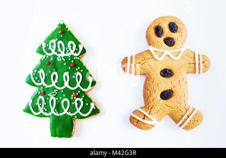 Weihnachten Lebkuchen Mann Cookie und Weihnachtsbaum Cookie auf weißem Hintergrund. Stockfoto