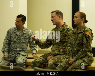 U.S. Army Colonel William Johnson, stellvertretender Direktor der Installation Management Command - Pazifik, spricht für die Teilnehmer am Pacific Theater Ausbildung Rat (PTEC) Sitzung des Marine Corps Air Station Iwakuni, Japan, Feb 9, 2018. PTEC erreicht die Verteidigungsministerium Schulen zu helfen, ein hochwertiges Bildungssystem für die Mitglieder und Ihre Familien schaffen. (U.S. Marine Corps Stockfoto