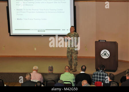 Garrison Commander Oberst David J. Pinter Sr. bietet seine jährliche Unterrichtung zum Fort McCoy Belegschaft Jan. 24, 2018, in Gebäude 905 am Fort McCoy, Wis Pinter zwei Arbeitskräfte Briefings zu den Hunderten von Fort McCoy Mitarbeiter wo er viele Pläne, Programme diskutiert werden, und zukünftigen Bemühungen bei der Installation. (U.S. Armee Stockfoto