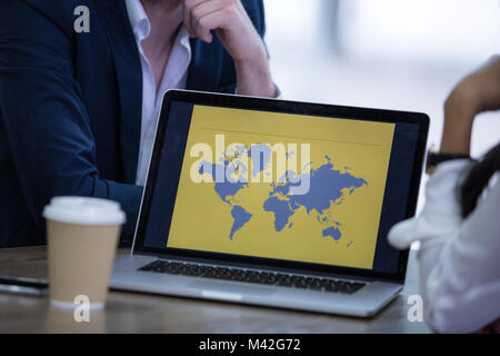 Laptop Präsentation in einer Sitzung Stockfoto