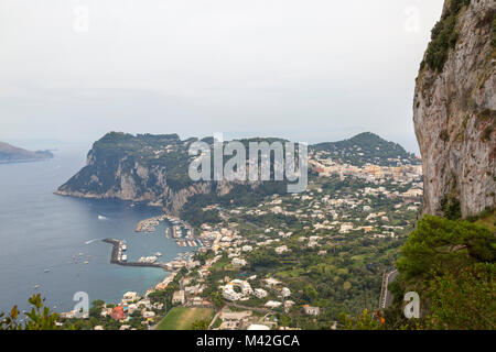 Ansicht von oben Capri, in Ana Capri, wo die Halbinsel von Sorrent auf die Bucht von Neapel sichtbar. Stockfoto