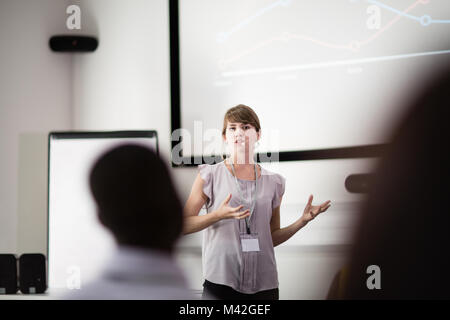 Junge weibliche Führungskraft in einer Rede auf einer Konferenz Stockfoto