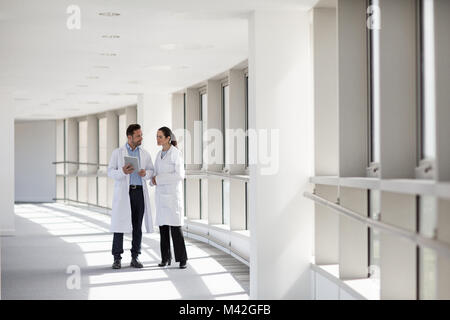 Zwei medizinische Fachleute diskutieren die Ergebnisse auf digital Tablet Stockfoto