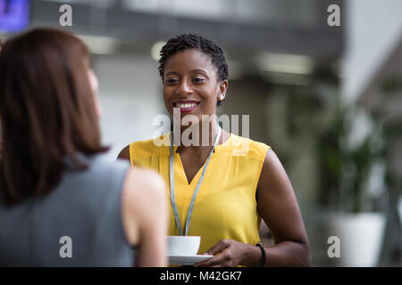 Weibliche Führungskräfte treffen an einem Networking Event Stockfoto